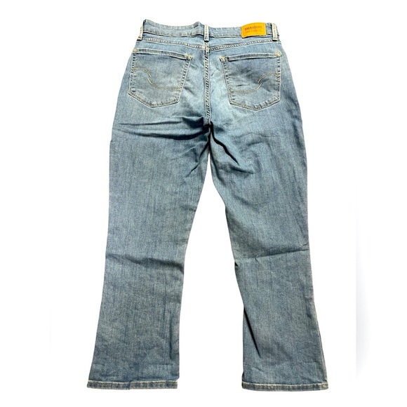 2 for $25 - Signature by Levi Strauss light wash mid rise capri 30” - Picture 2 of 3